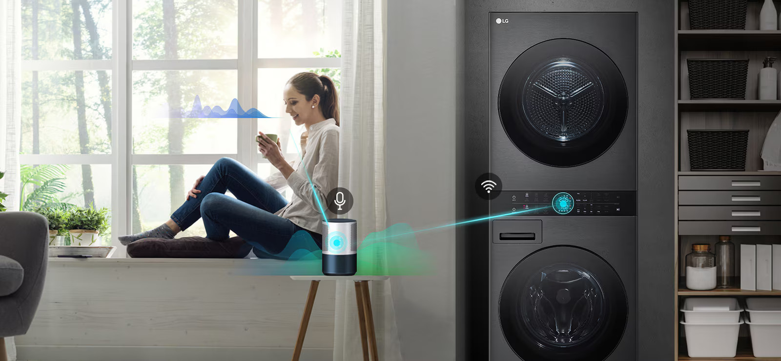 Kobieta korzysta z telefonu przy oknie. Inteligentny głośnik na stole. Pralka w tle.
