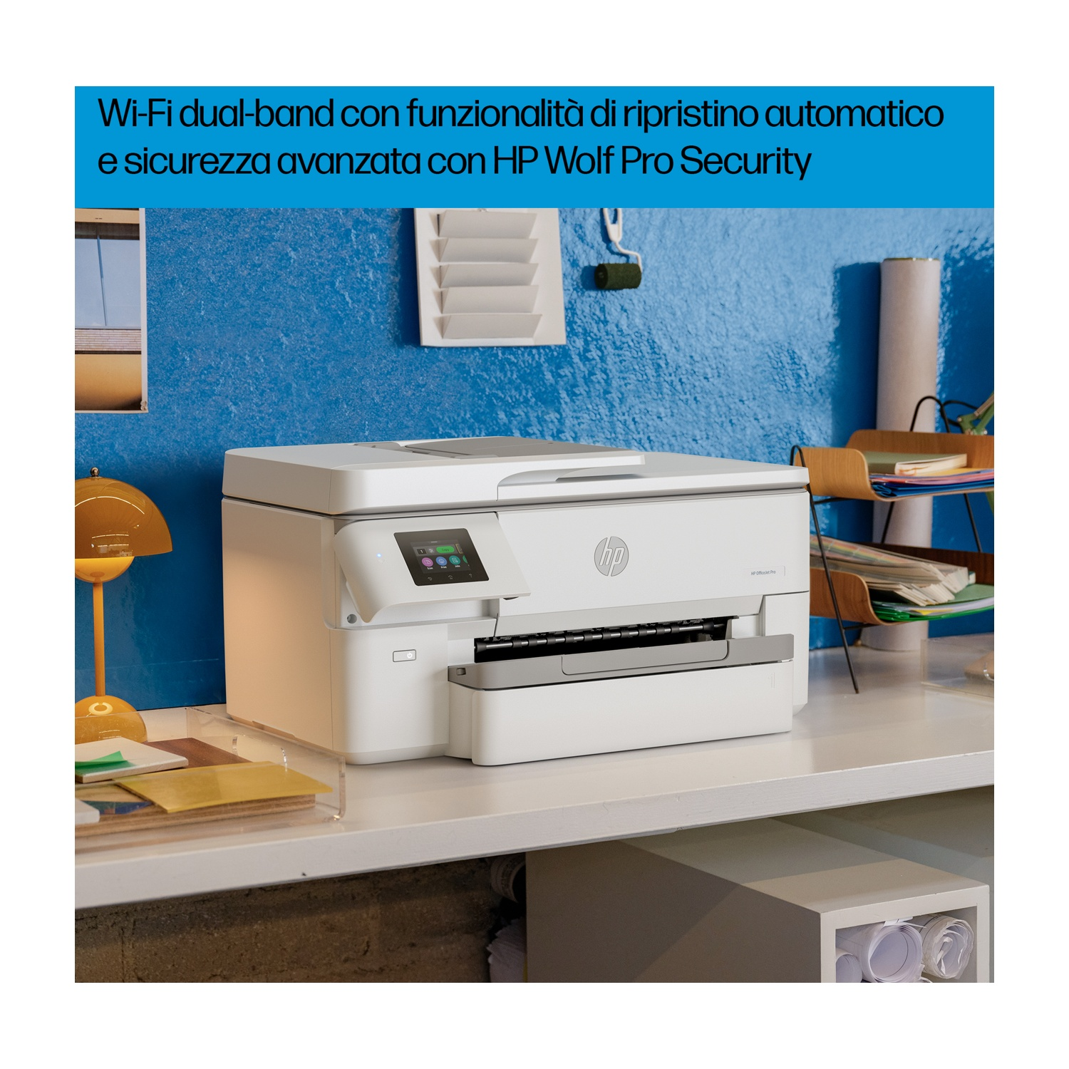 Una stampante bianca su una scrivania. Il testo menziona Wi-Fi dual-band e HP Wolf Pro Security.