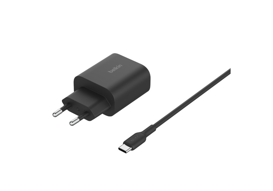 USB-C kablolu siyah Belkin şarj cihazı. Fiş, iki pimli bir Avrupa türüdür.