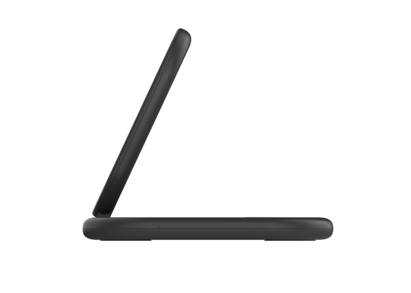 Siyah kablosuz şarj pedi.