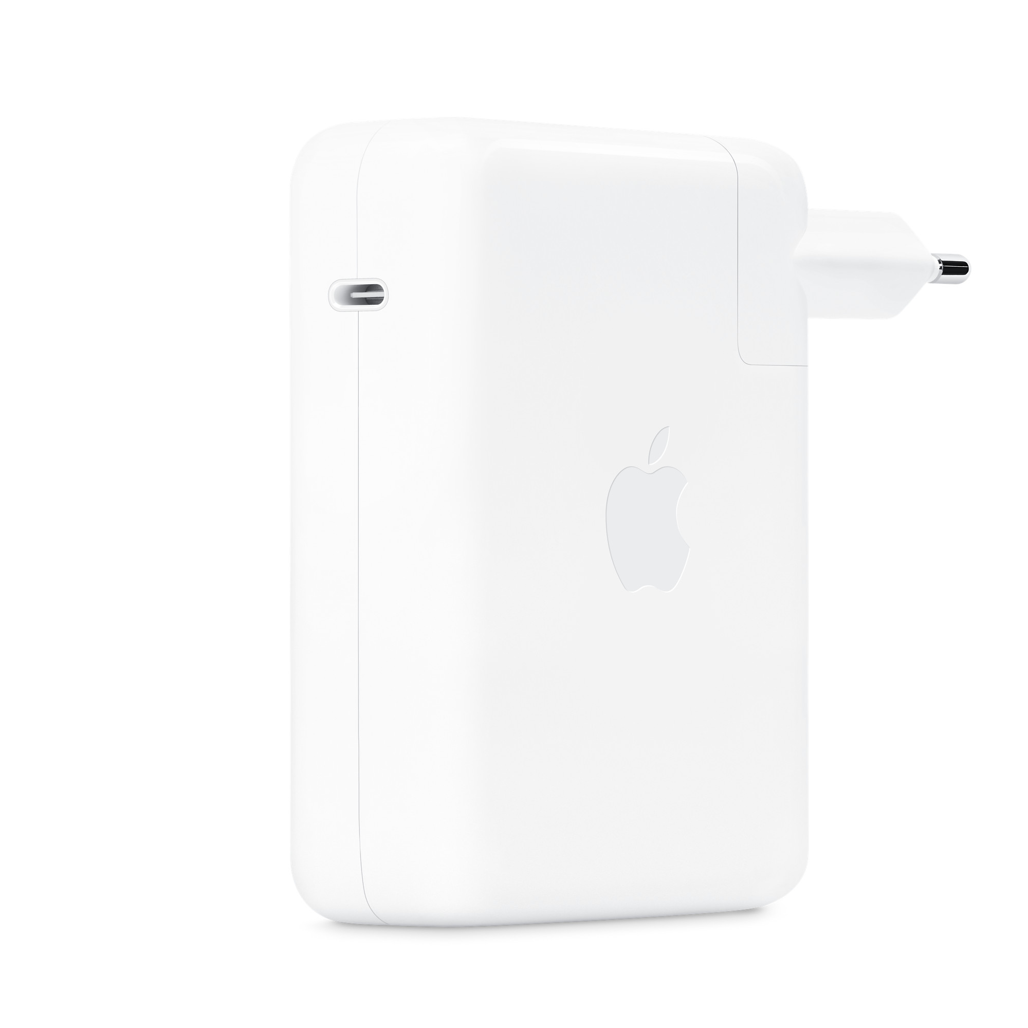 USB-C bağlantı noktası ve Apple logosu bulunan beyaz Apple şarj cihazı. Beyaz zemin üzerinde izole edilmiş.