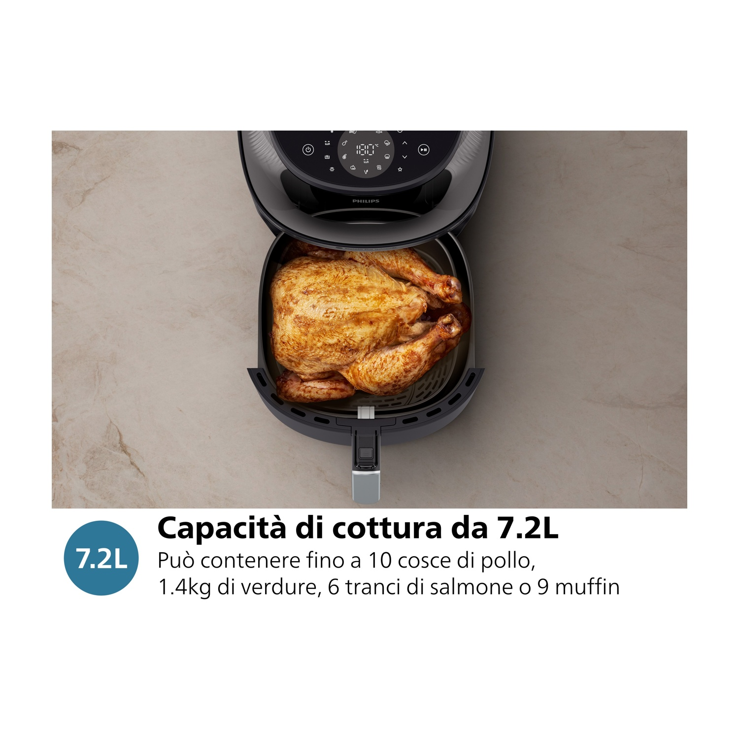 Una friggitrice ad aria con un pollo arrosto all'interno. Il testo è presente.
