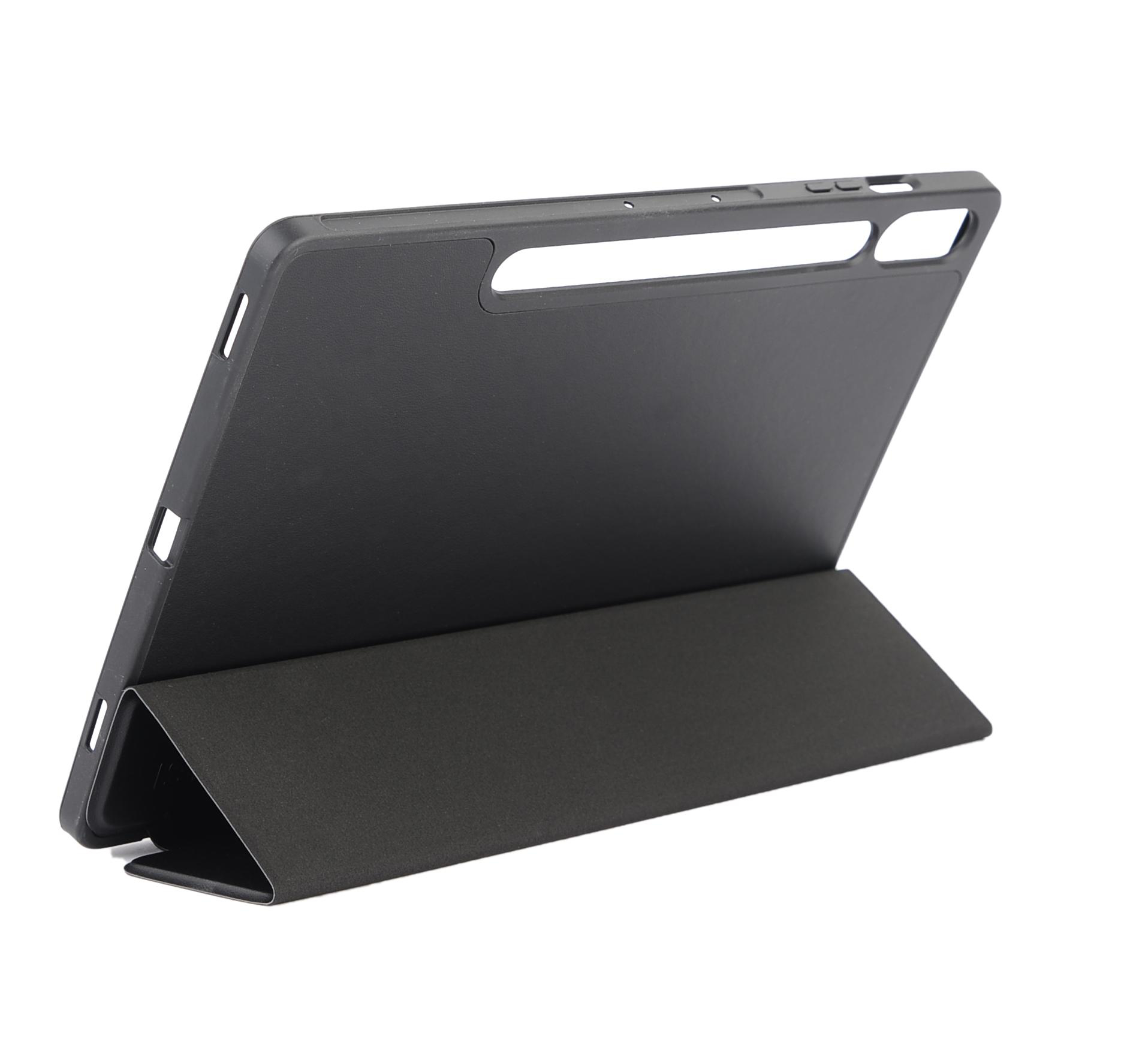 Schwarze Tablethülle mit Ständer. Die Hülle befindet sich auf einer weißen Oberfläche.