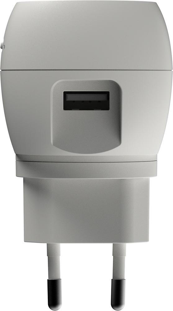 Weißes USB-Ladegerät mit zwei Pins und einem USB-Anschluss oben, Nahaufnahme.