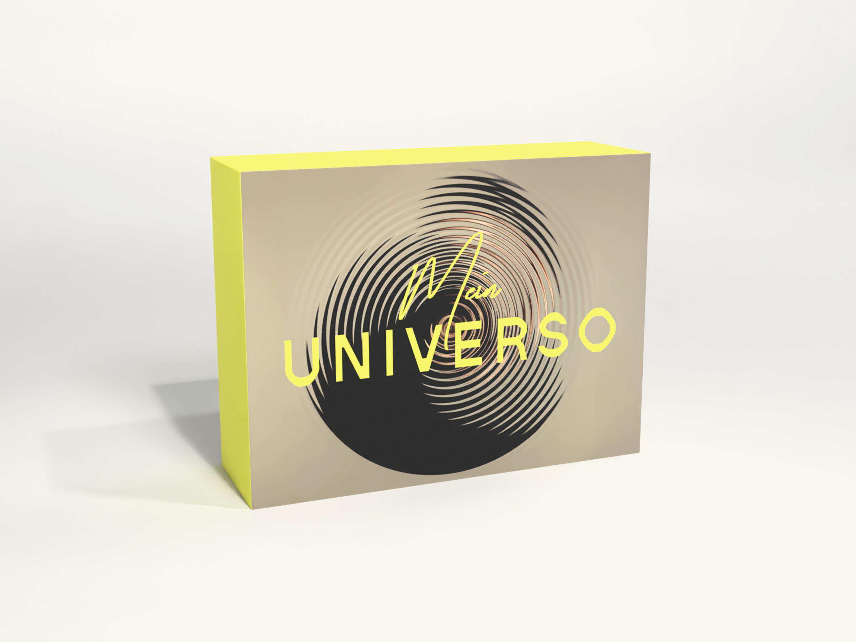 Eine Box mit gelber Seite und einem Spiraldesign mit dem Wort 'UNIVERSE'.