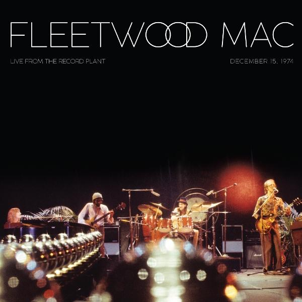 Albumcover: Fleetwood Mac live auf der Bühne. Bühne ist beleuchtet, Bandmitglieder sichtbar.