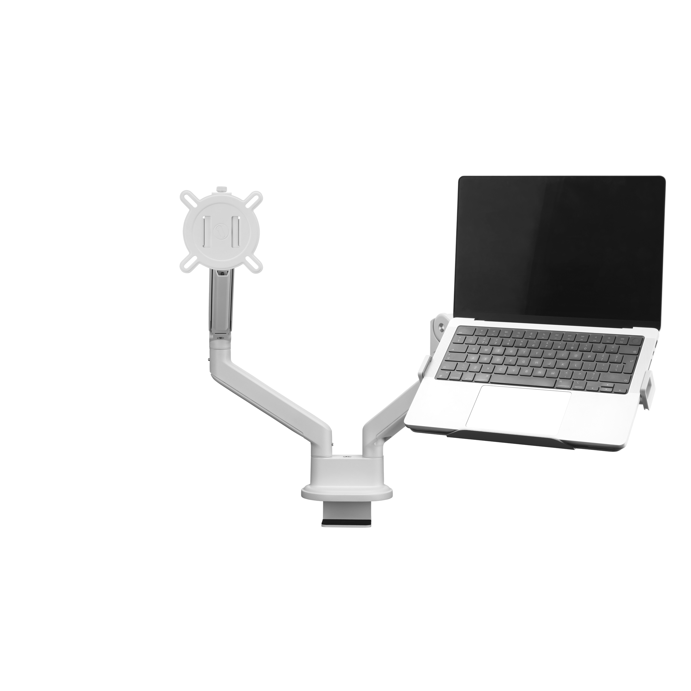Weißer Monitorarm mit Laptop. Verstellbare Arme, weißer Hintergrund. Der Laptop ist geöffnet.