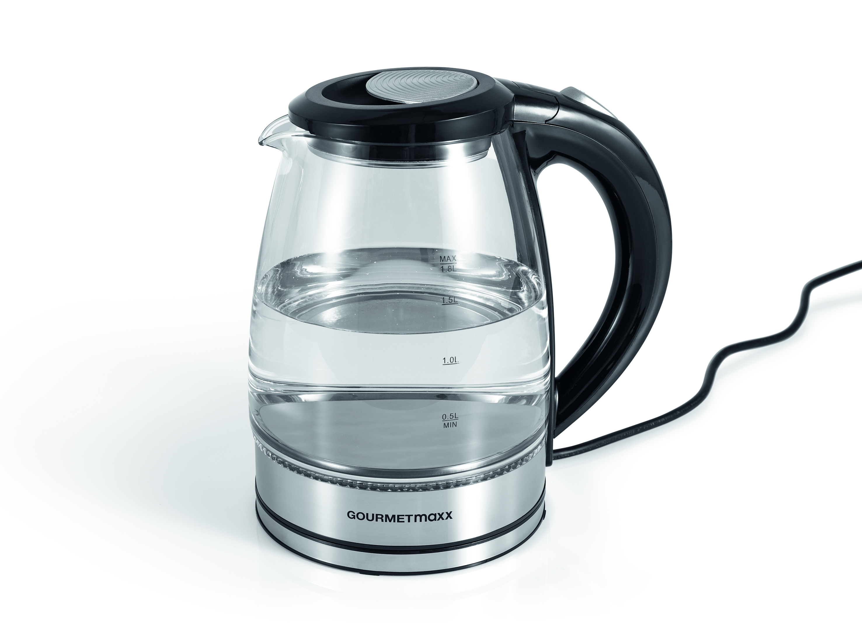 Elektrischer Wasserkocher aus klarem Glas mit Wasser gefüllt, weißer Hintergrund.
