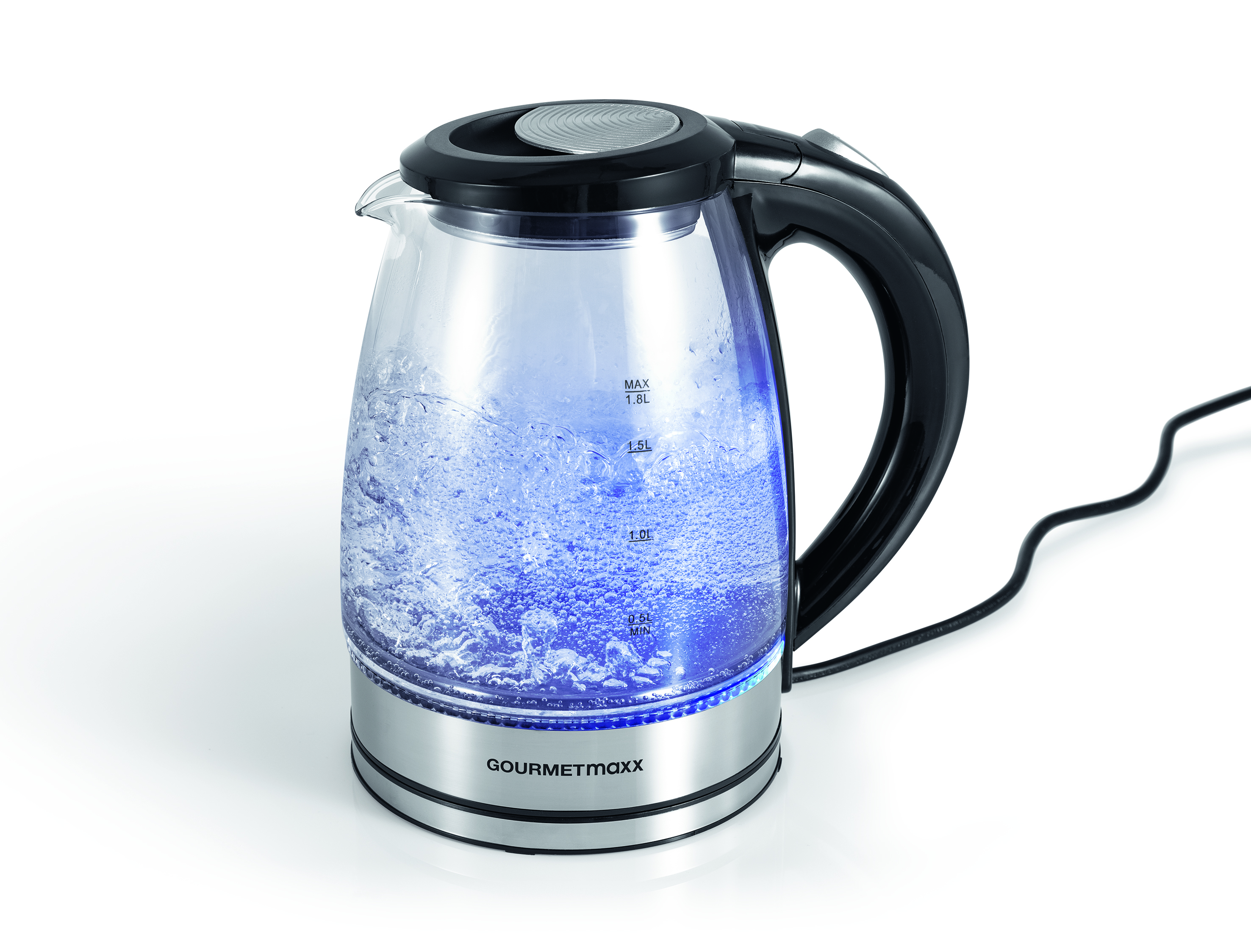 Ein durchsichtiger Wasserkocher mit kochendem Wasser und blauen Lichtern. Die Marke 'Gourmetmaxx' ist sichtbar.