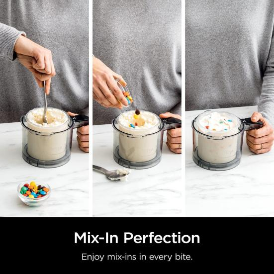 Trois images d'une personne ajoutant des garnitures à un dessert dans un petit récipient transparent avec une poignée.