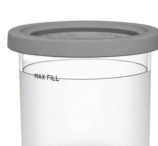 Gros plan sur un récipient transparent avec un couvercle gris. Le texte 'MAX FILL' est visible.