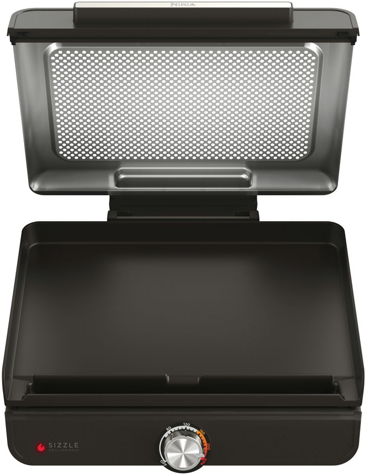 Schwarzer Ninja Sizzle Grill mit offenem Deckel. Mit Grillfläche, Temperaturregler und perforiertem Metalldeckel.