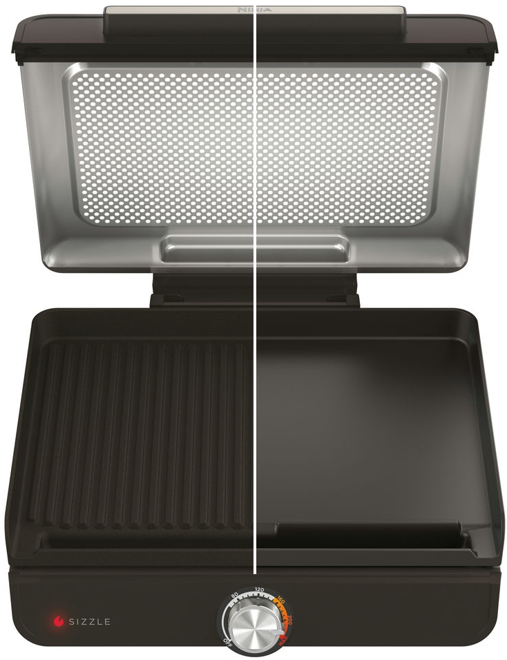 Ein schwarzer Ninja Sizzle Indoor-Grill wird gezeigt. Die Oberseite öffnet sich und gibt eine perforierte Metalloberfläche frei. Die Kochfläche ist geteilt.