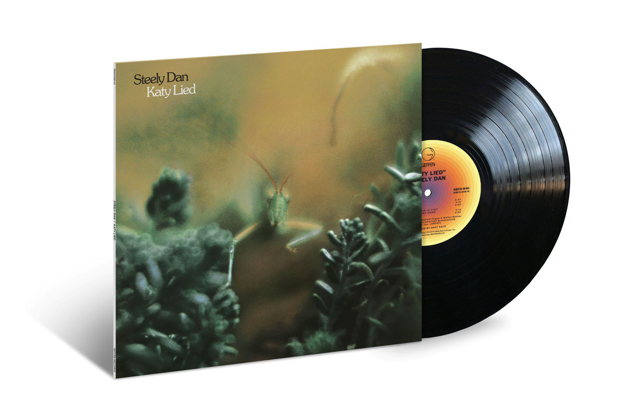 Ein Steely Dan Albumcover mit einer Heuschrecke auf grünem Hintergrund. Die Schallplatte ist sichtbar.