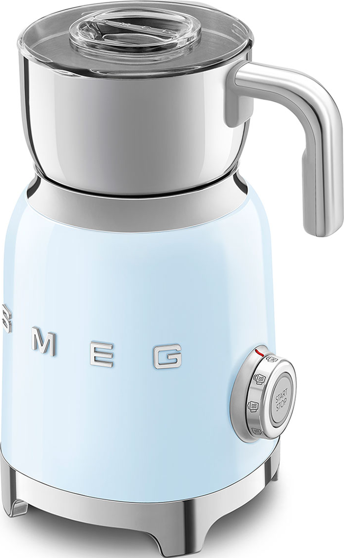 Mousseur à lait SMEG bleu avec couvercle argenté, poignée et bouton marche/arrêt.