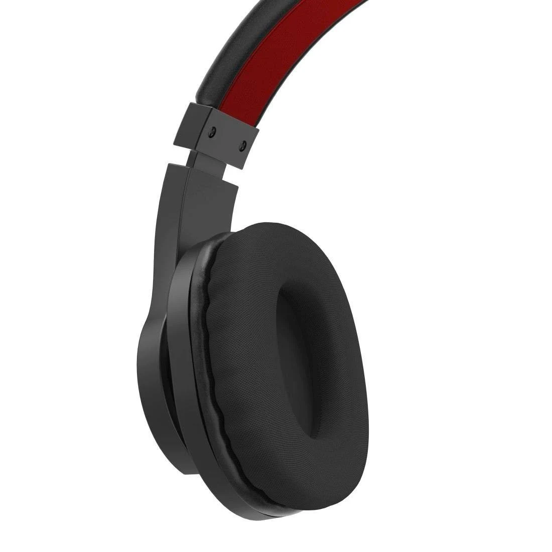 Auriculares negros con diadema roja y auriculares negros. Los auriculares están en un primer plano sobre un fondo blanco.