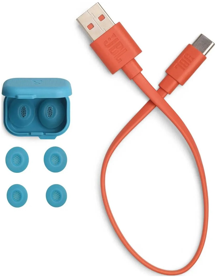 Niebieskie słuchawki, etui ładujące i pomarańczowy kabel. W zestawie dodatkowe wkładki. Wszystko na białym tle.