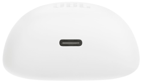 Białe etui ładujące z portem USB-C na dole i logo 'JBL' na górze. Białe tło.