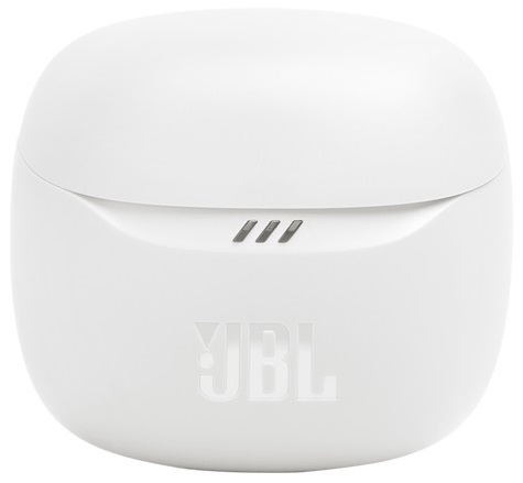 Białe etui ładujące z trzema lampkami kontrolnymi i logo 'JBL'. Białe tło.