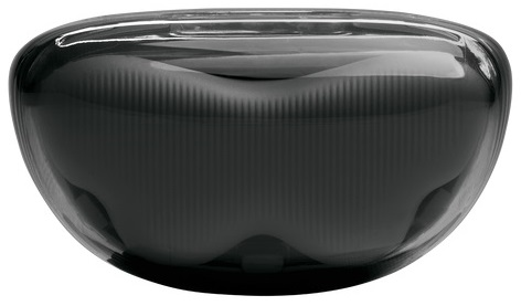 Zamknięte, przezroczyste, czarne etui ładujące do słuchawek JBL. Etui ma gładki, owalny kształt.