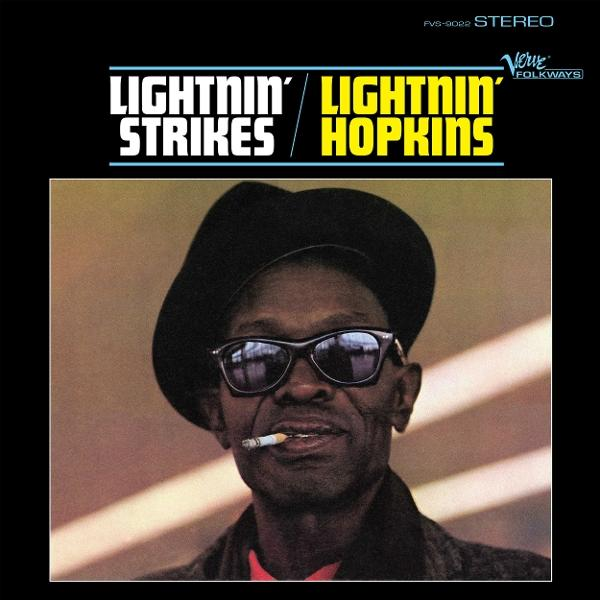 Albumcover mit 'LIGHTNIN' STRIKES' und 'LIGHTNIN' HOPKINS'. Ein Mann mit Sonnenbrille und Hut.
