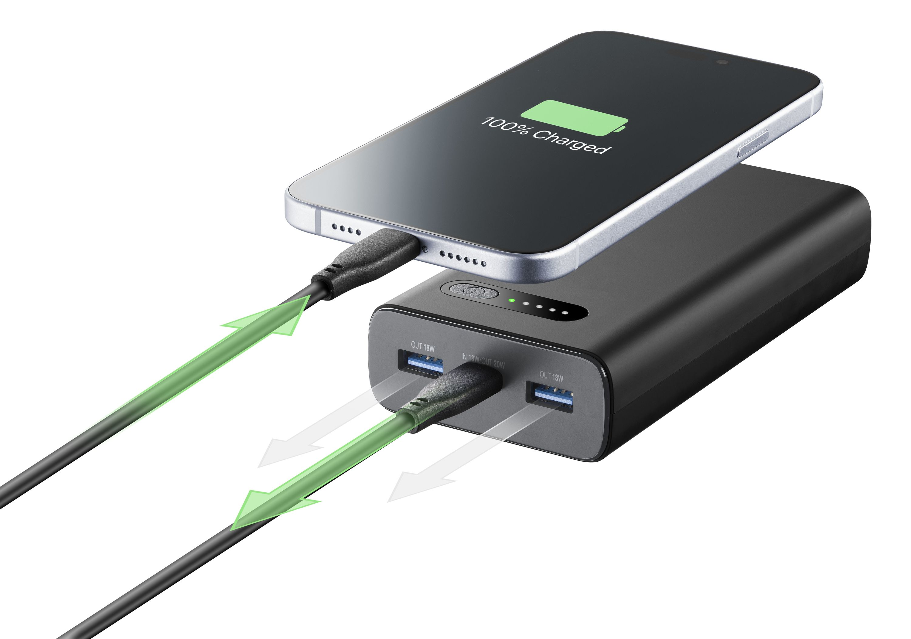 Siyah bir powerbank, yeşil şarj durumlu ve kablolu bir telefonu şarj ediyor.