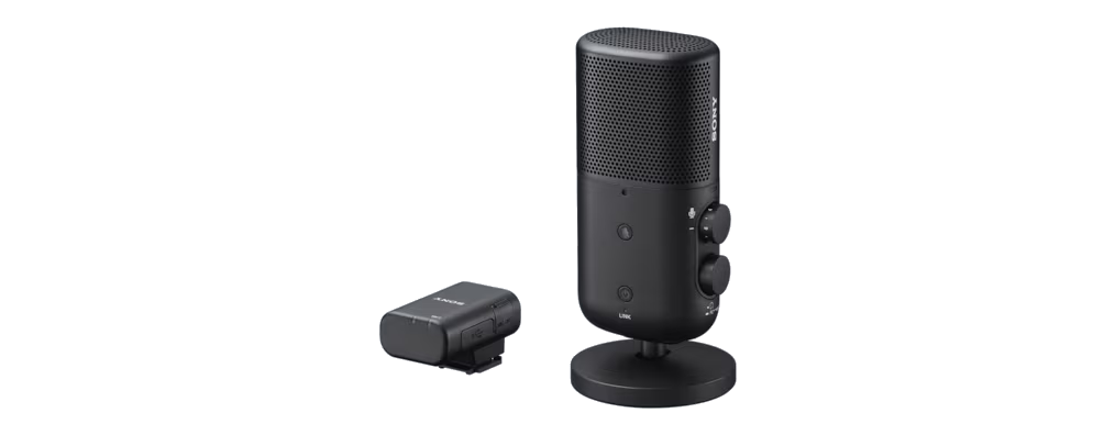 Siyah mikrofon ve küçük bir cihaz. Stand üzerinde mikrofon, yan görünüm. USB bağlantı noktası görünür.