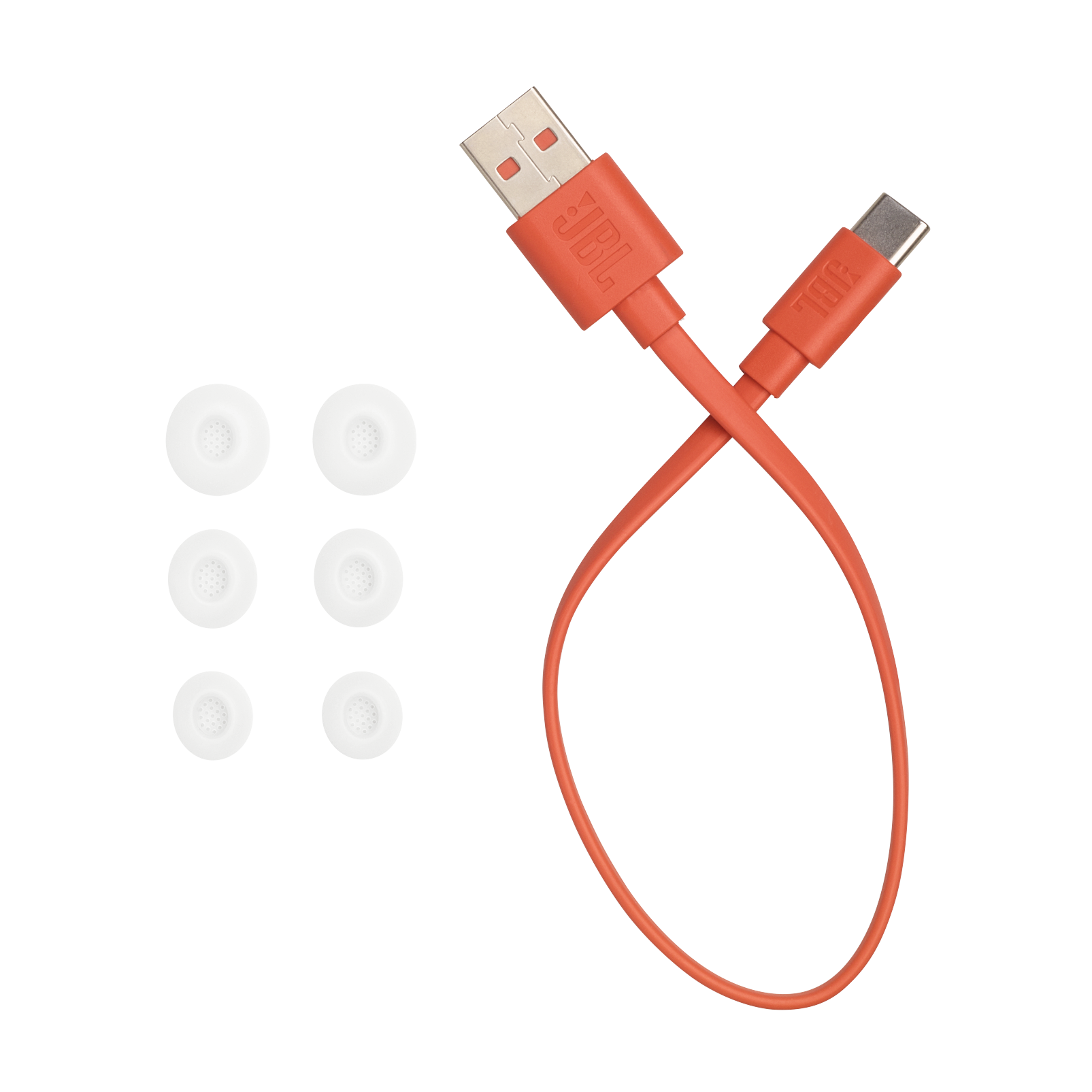 Kırmızı bir JBL USB kablosunun ve beyaz kulaklık uçlarının yakın çekimi.