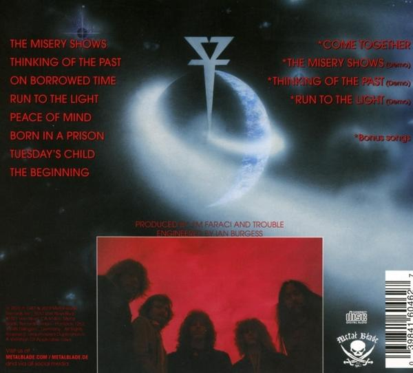 Bild der Rückseite eines CD-Albums. Es zeigt eine Titelliste, einen Bandnamen und einen Albumtitel.