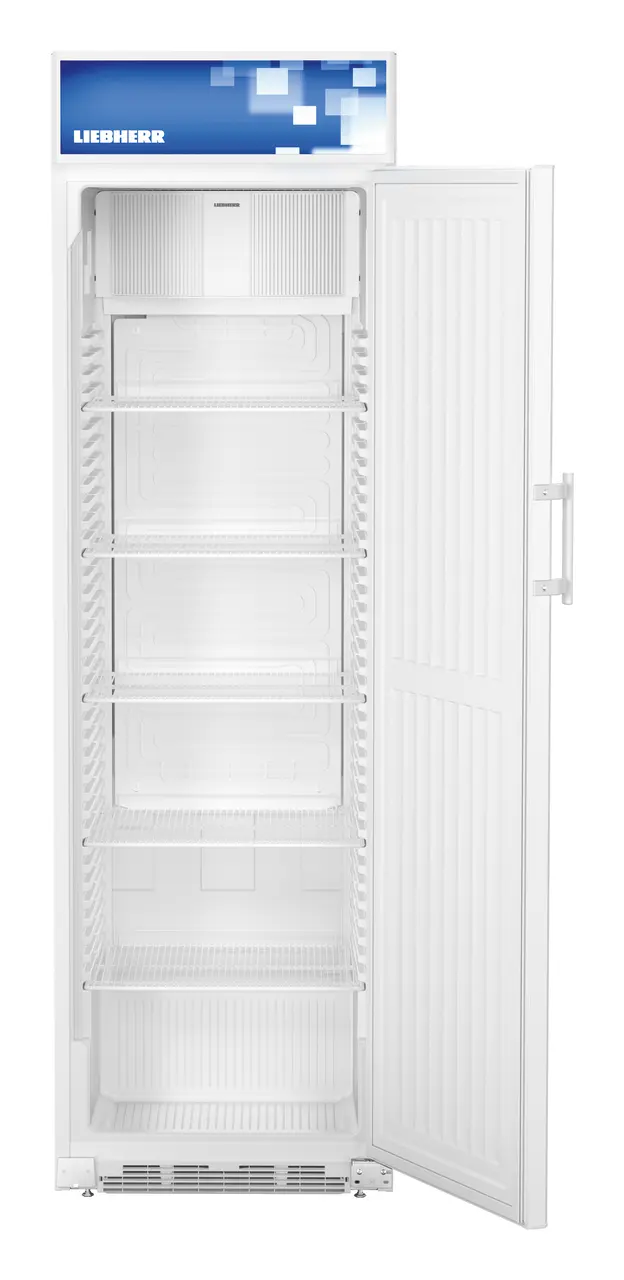 Weißer Liebherr-Gefrierschrank mit offener Tür, Regale sichtbar.