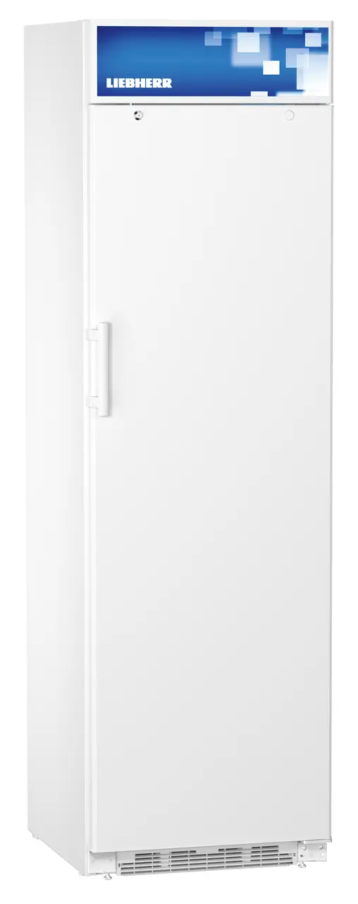 Weißer Liebherr-Kühlschrank mit blau-weißem Oberteil, aufrecht stehend.