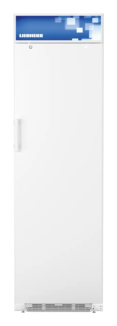 Ein weißer Liebherr-Kühlschrank vor weißem Hintergrund.