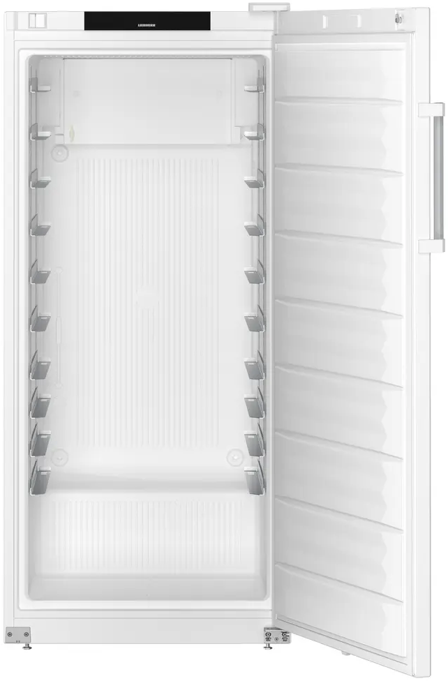 Weißer Kühlschrank, Tür offen, Innenraum mit Regalen sichtbar, schwarze obere Platte, weißer Hintergrund.