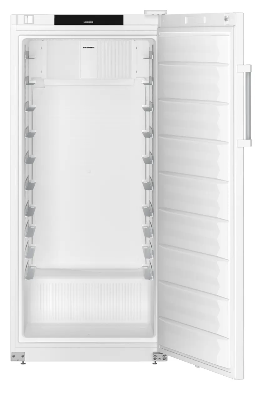 Weißer Liebherr Kühlschrank, Tür geöffnet, zeigt Regale. Weißer Hintergrund.