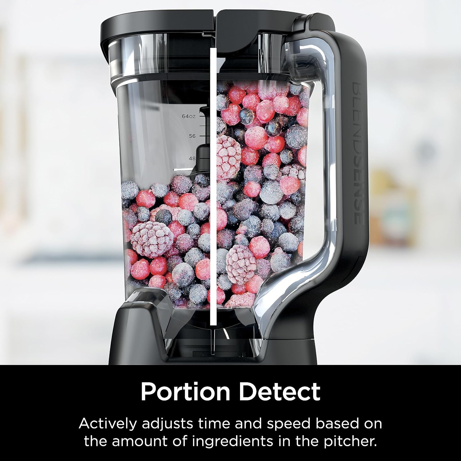 Nahaufnahme eines Mixerkrugs mit gefrorenen Beeren, Hervorhebung der Portionen-Erkennungsfunktion.