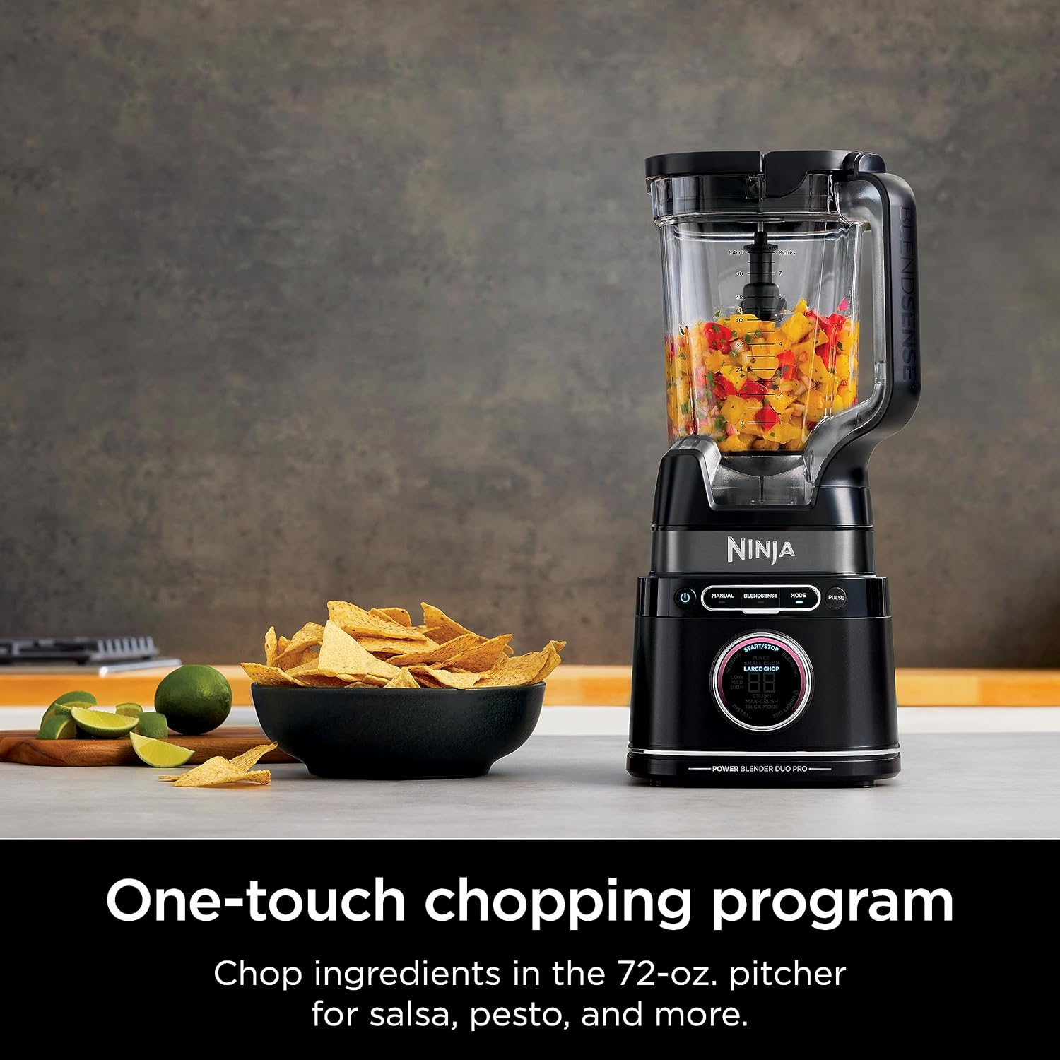 Ninja-Mixer mit Salsa-Zutaten und Tortilla-Chips, mit Text über One-Touch-Hacken.