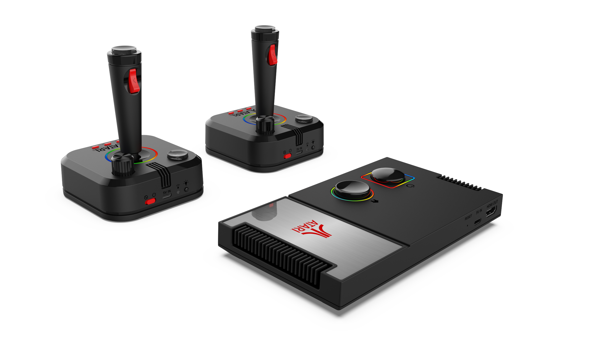 İki Atari joystick'i ve bir konsol. Kırmızı joystick'ler, renkli düğmeler ve logolarla siyah.