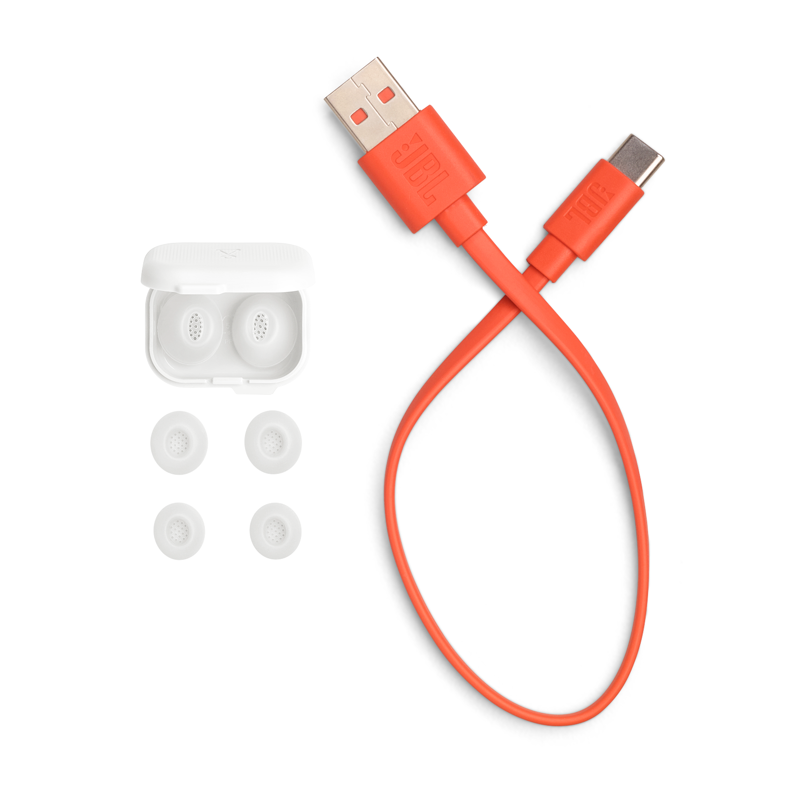 Beyaz JBL kulaklıklar, kılıf ve aksesuarlar. Turuncu USB kablosu dahildir.