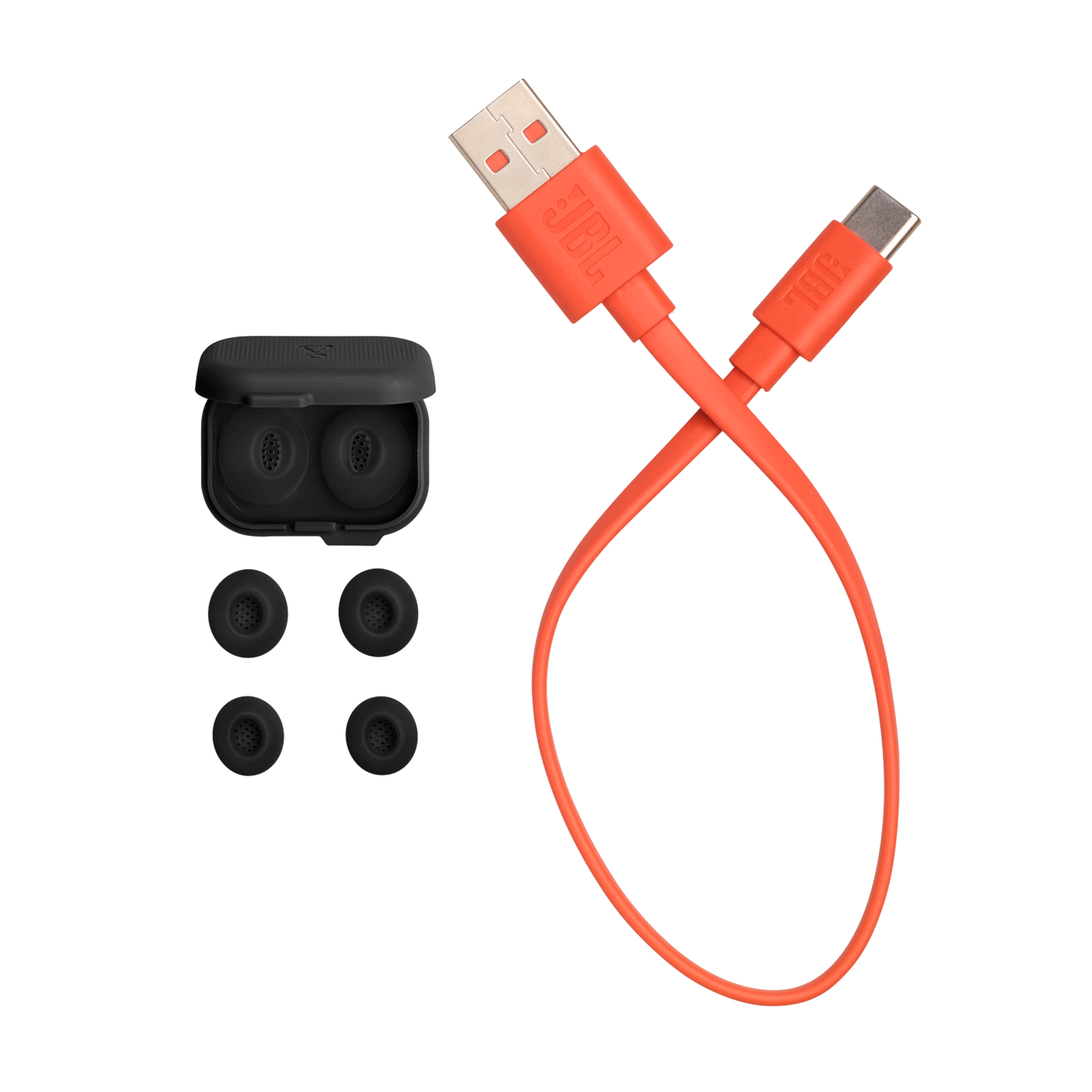 Turuncu ve siyah renkte kulaklık aksesuarları ve bir USB-C kablosu ile bir USB kablosu.