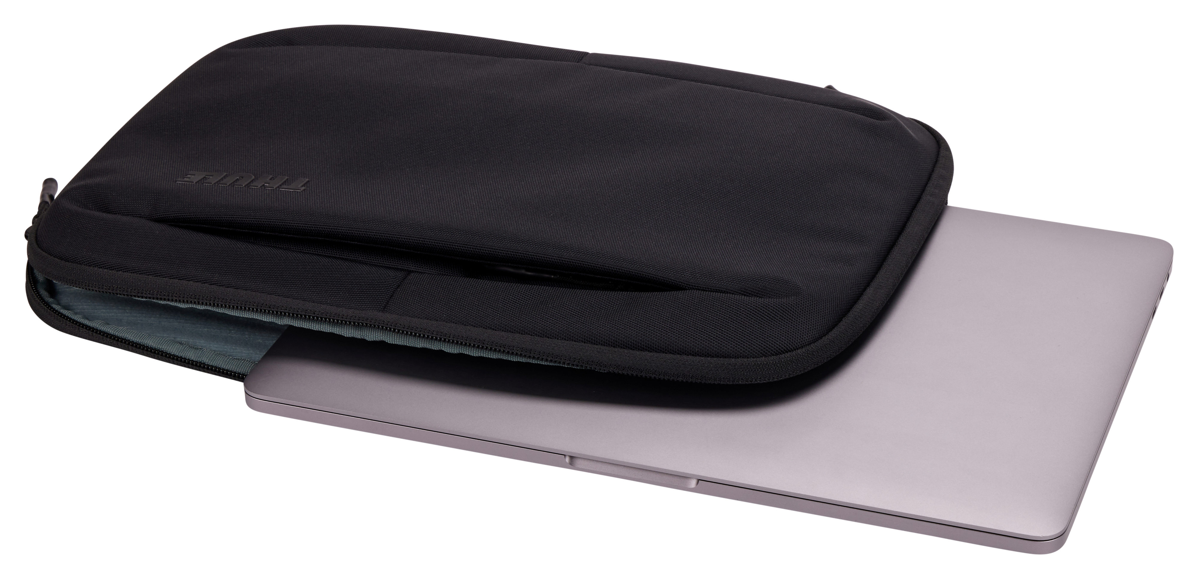 Siyah Thule laptop çantası kısmen içinde bir dizüstü bilgisayar ile, beyaz arka plan üzerinde.