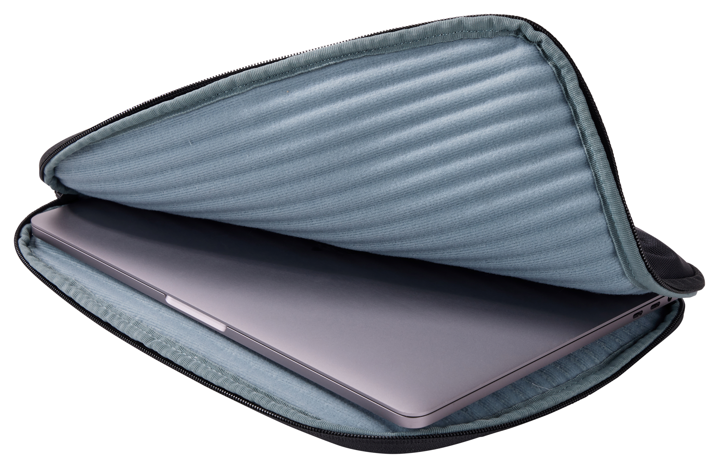 Siyah Thule laptop çantası açık, içinde bir dizüstü bilgisayar bulunan iç kısmı gösteriyor, beyaz arka plan.