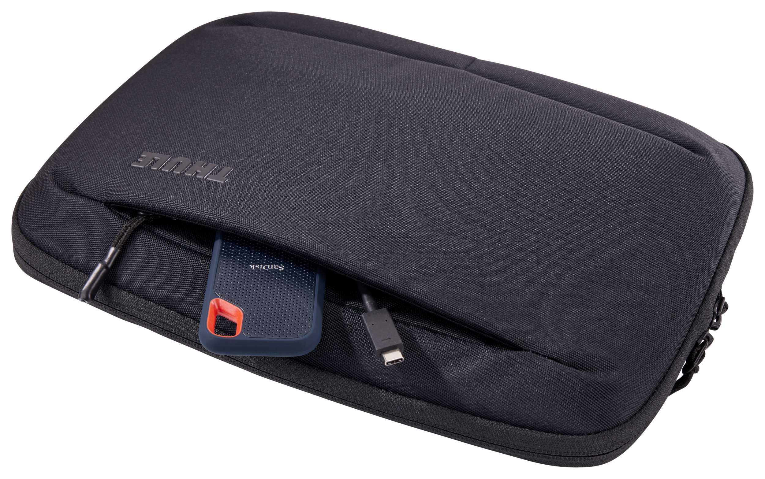 Siyah laptop çantası açık, cebinde bir SanDisk ve USB-C kablosu ile, beyaz arka plan.