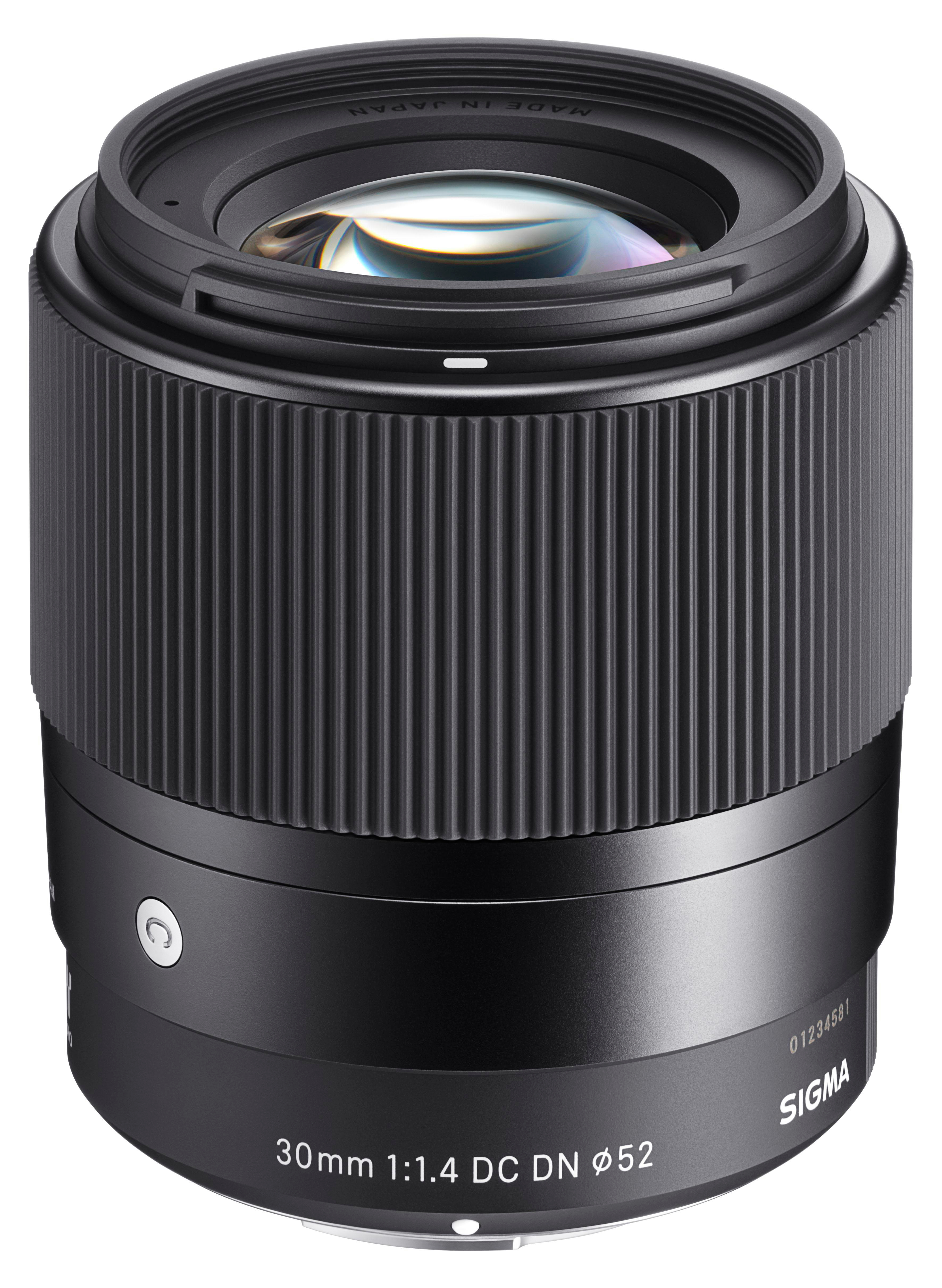 Schwarzes Sigma 30mm 1:1,4 DC DN Objektiv für eine Kamera, isoliert auf Weiß, mit Text.