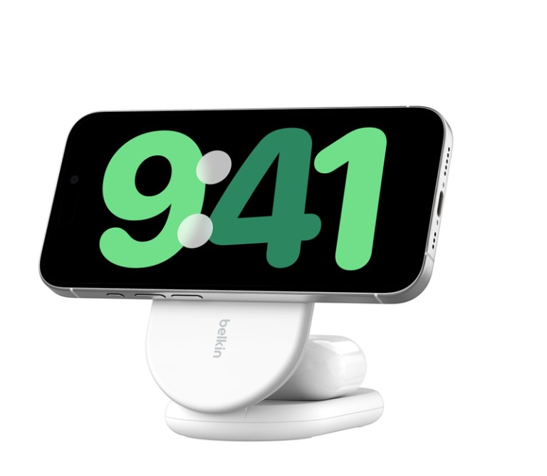 Beyaz bir şarj standında iPhone. Ekran 9:41 zamanını gösteriyor. Beyaz zemin.