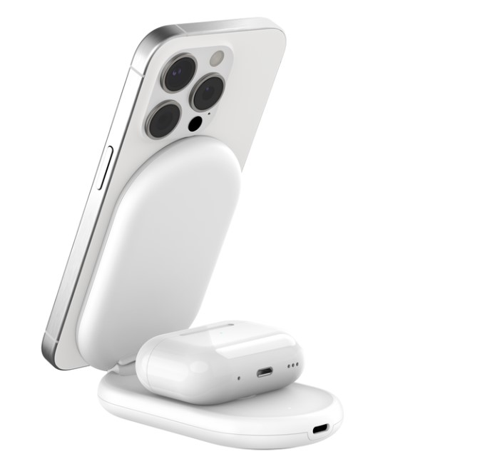Beyaz bir telefon ve AirPods, beyaz bir kablosuz şarj standında şarj oluyor.