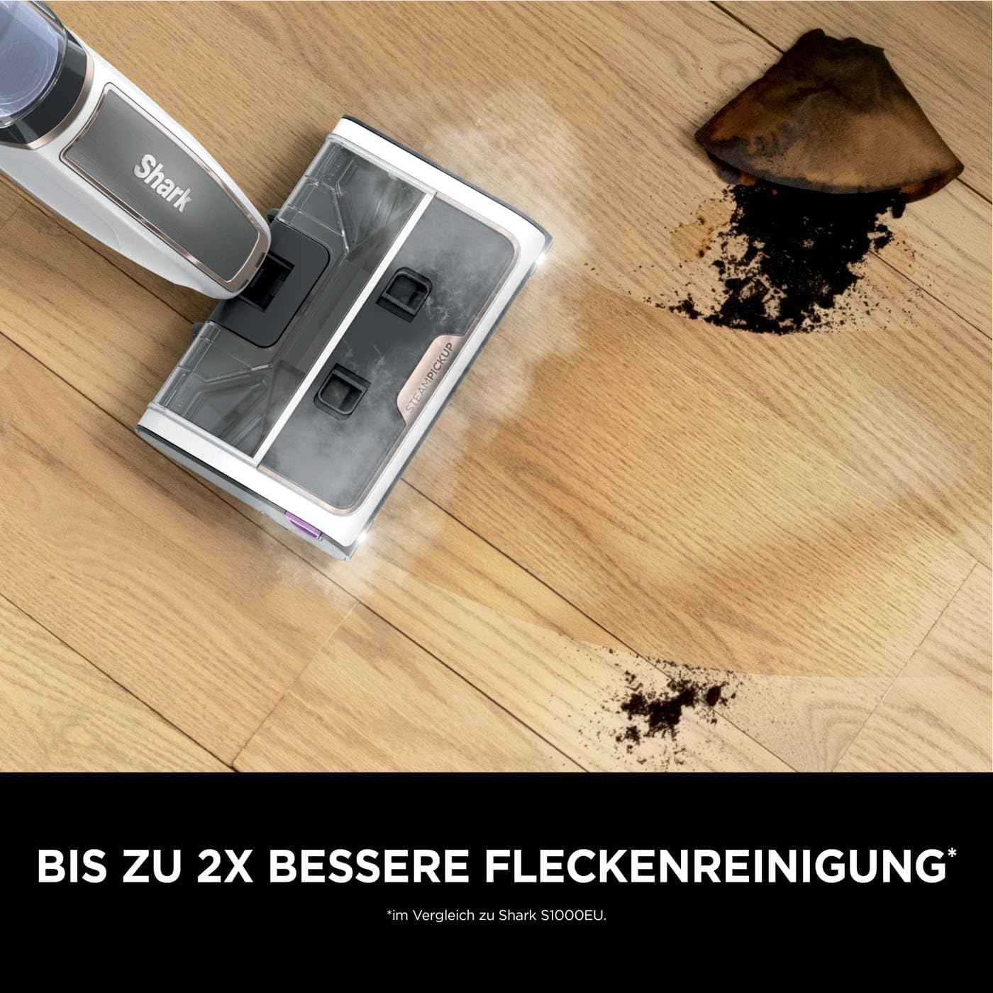 Un balai vapeur nettoyant un plancher en bois, avec un déversement de marc de café.
