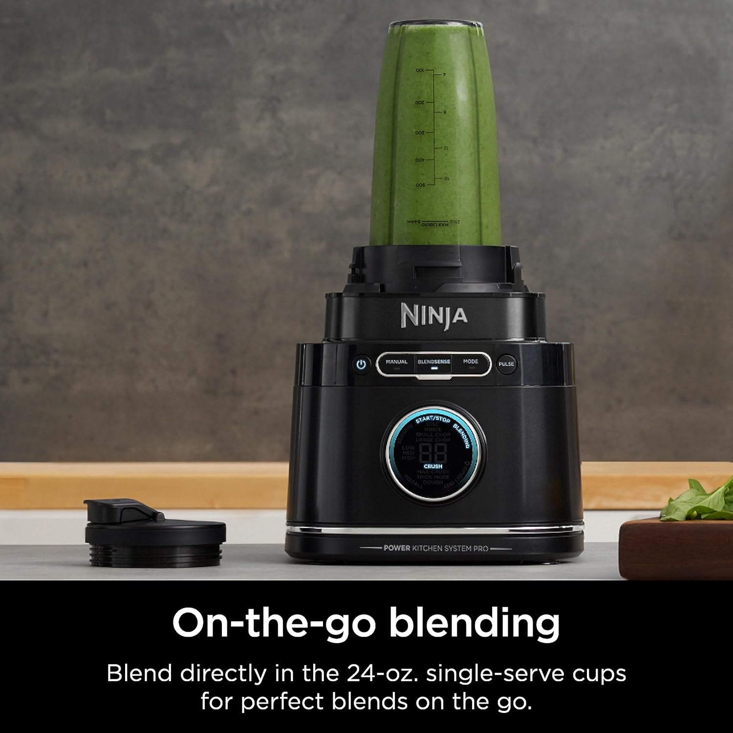 Schwarzer Mixer mit grünem Smoothie in einem Becher. Text: 'On-the-go blending' und 'Crush'.