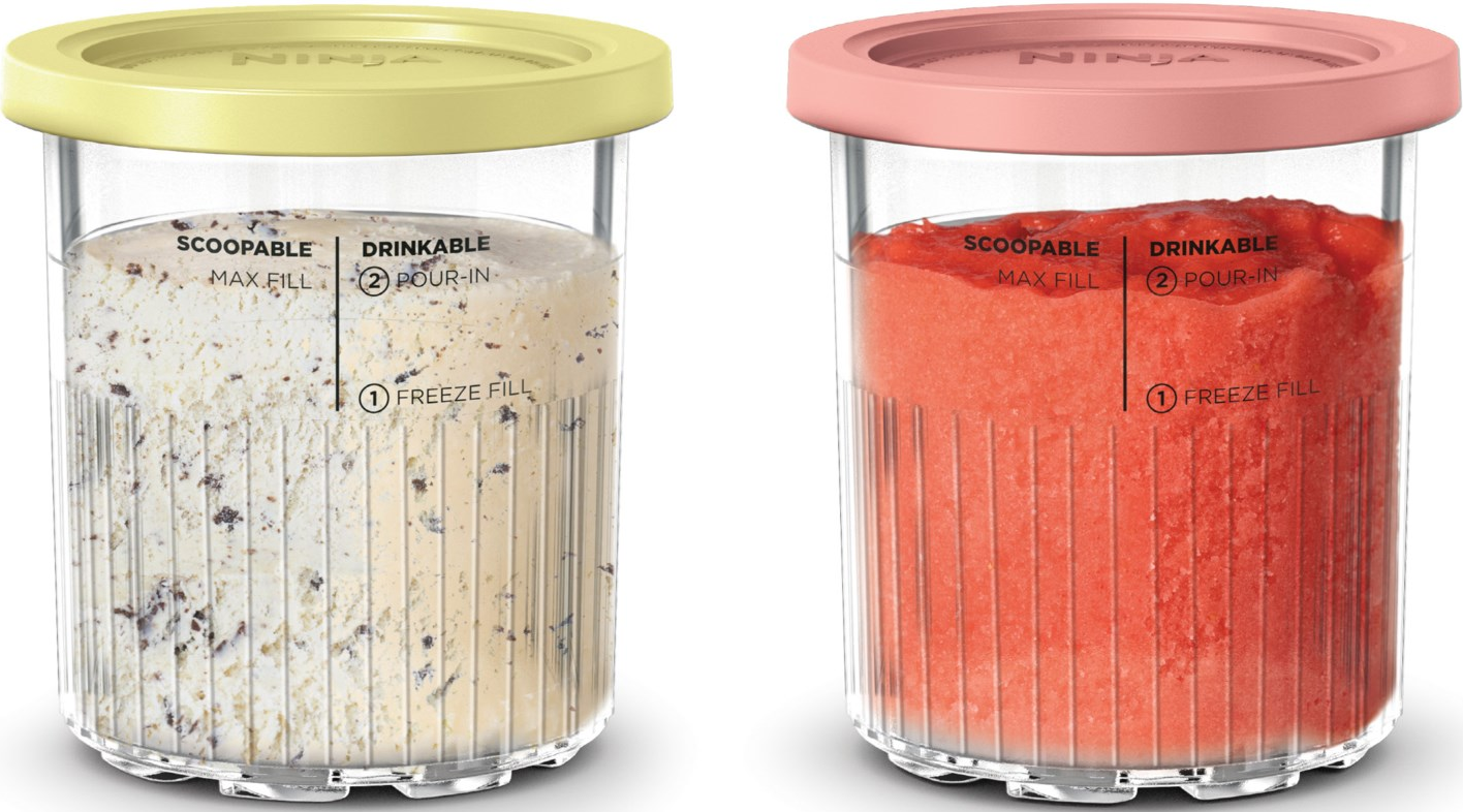 Deux contenants transparents, un avec de la glace et un avec un smoothie. Les deux ont des étiquettes.