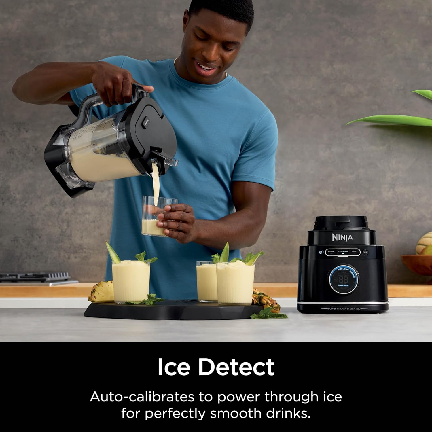 Ein Mann gießt ein Getränk aus einem Mixer in ein Glas, mit anderen Getränken im Bild.