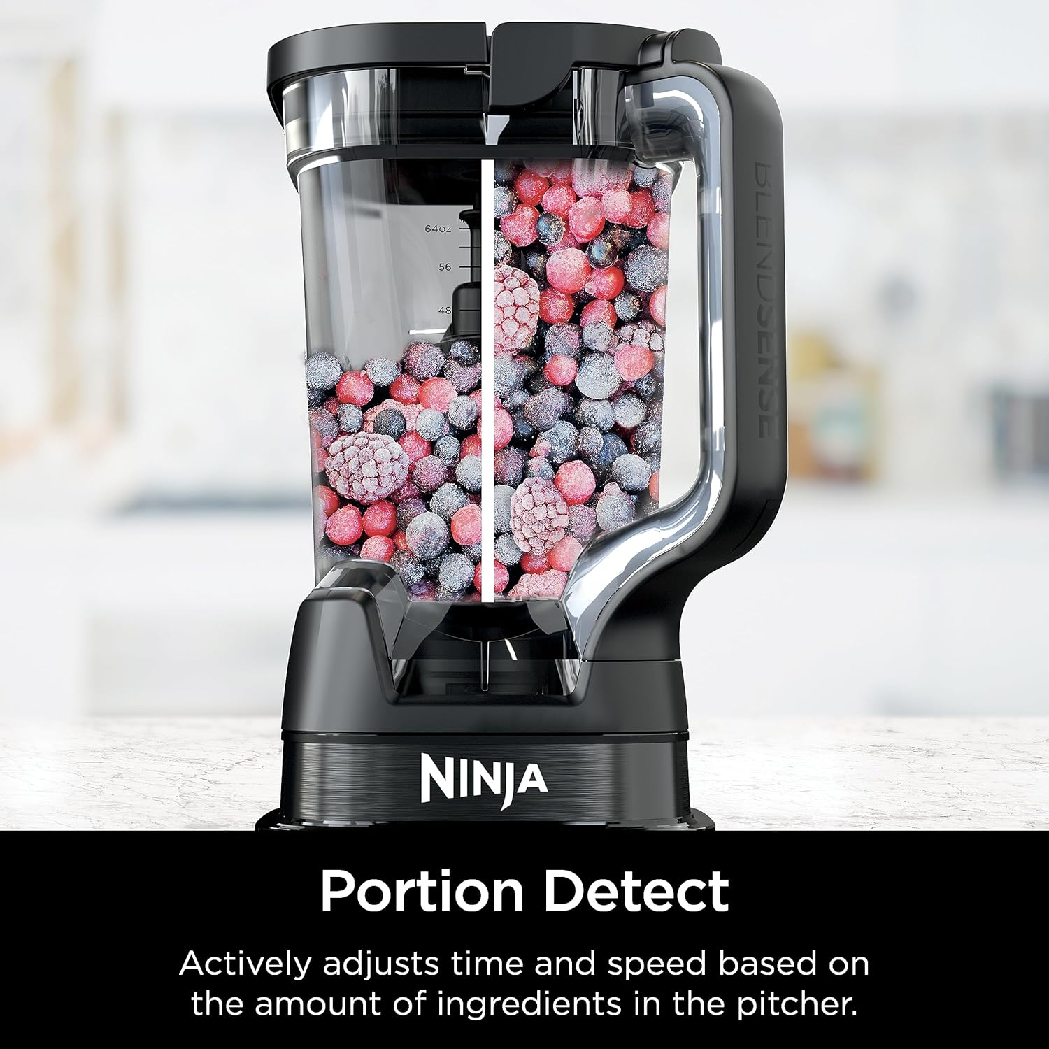 Ein Mixer mit gefrorenen Beeren im Inneren, der den Mischvorgang zeigt.